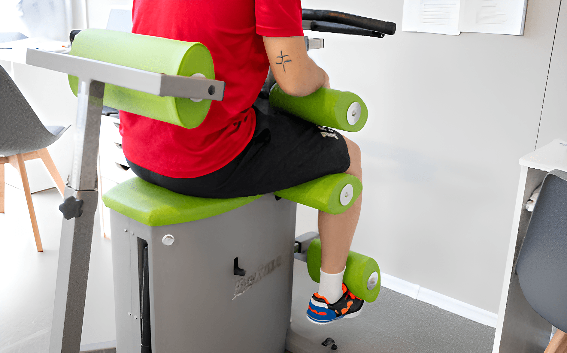 Pacient utilizând un dispozitiv de testare izokinetică a forței musculare la FIZIONOVA.